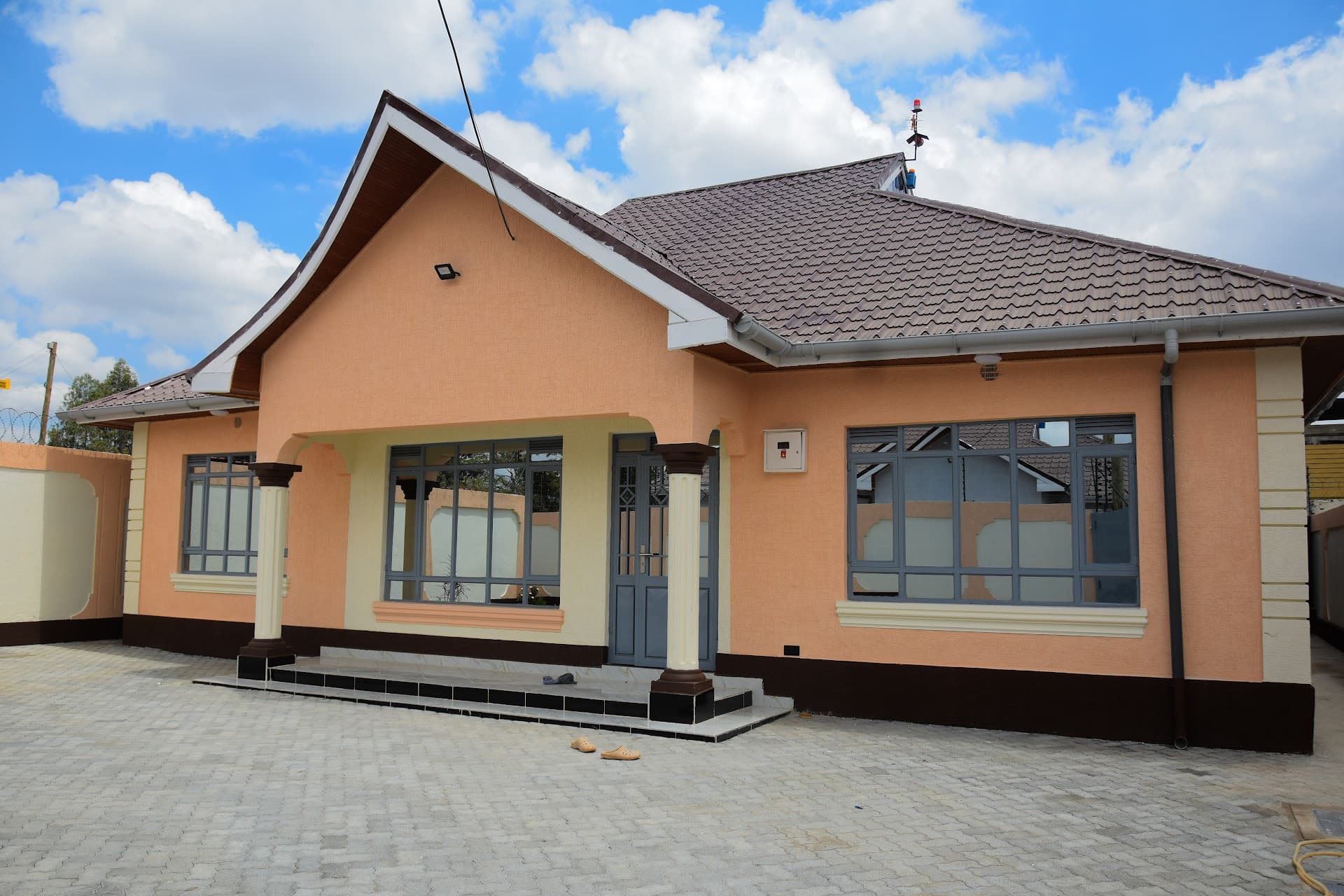 Warm Peach Craftsman Villa & Architectural Column Finishing
